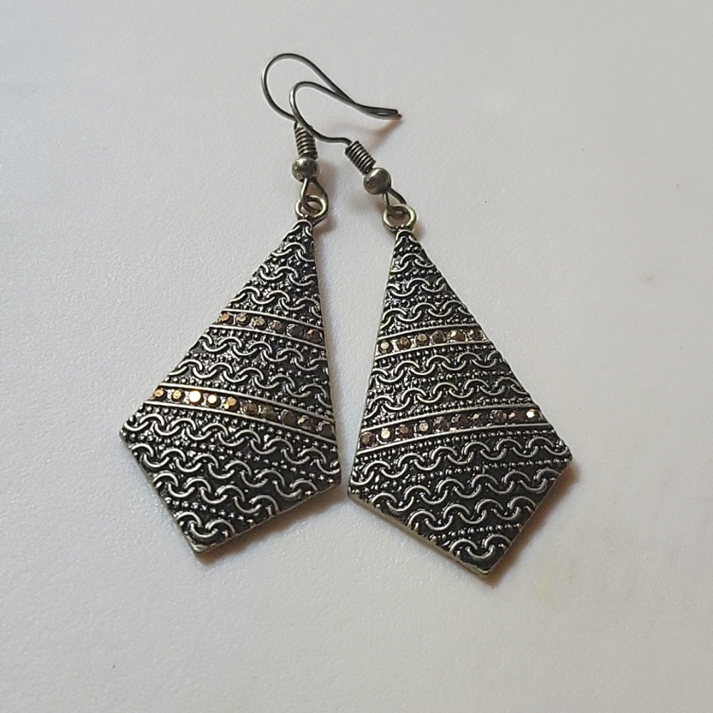 BRASS COLORED DANGLING EARRINGS NWOT